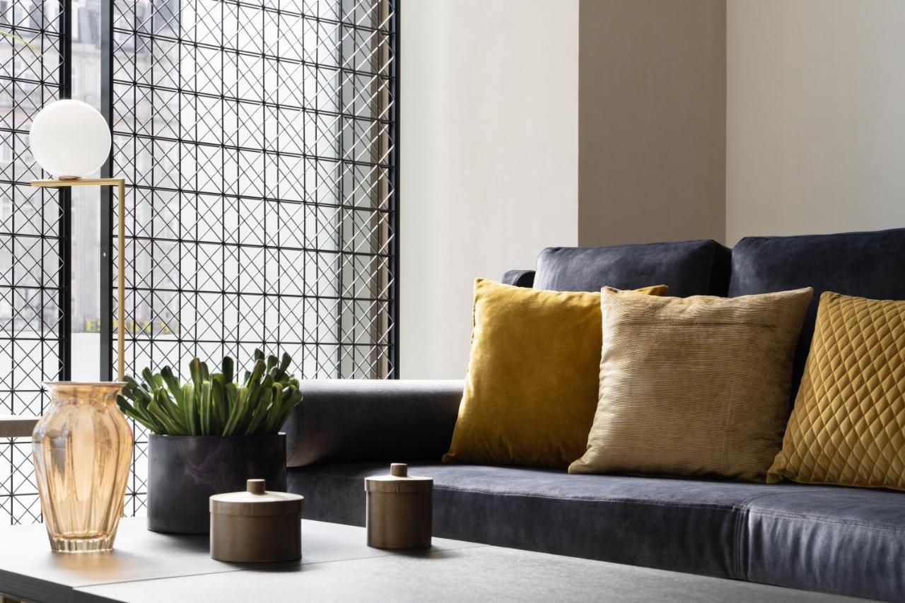 Hotel Eurostars Aliados Porto Zewnętrze zdjęcie A sofa with cushions